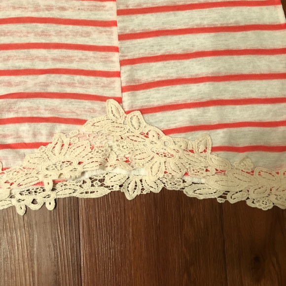 Tie in the back crochet accent top size medium - Picture 4 of 4